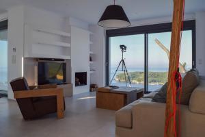 パルガにあるVilla Kiraのソファとテレビのあるリビングルーム