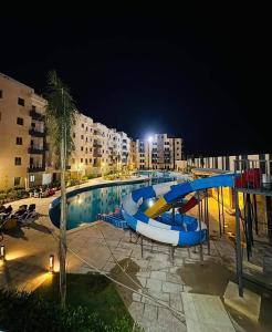 ein Schwimmbad in der Nacht mit einem Boot darin in der Unterkunft شاليه للايجار بقريه لافيتا الساحل الشمالي in Dawwār Shindī Fannūsh + 8 Fotos
