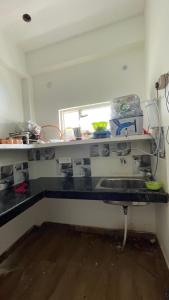 una cocina con fregadero y encimera en New Kashi darshan Family and group guest house, en Varanasi