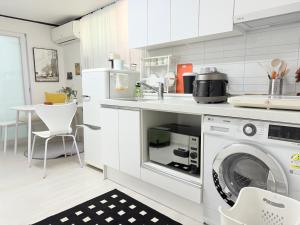 Køkken eller tekøkken på Gangnam Nonhyun comfortable lodging