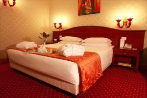 Letto o letti in una camera di Augusta Lucilla Palace
