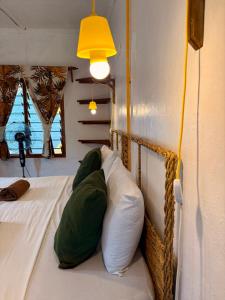 Letto o letti in una camera di Hera Hostel Diani