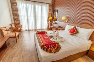 ファンティエットにあるĐồi Dương Hotelのホテルルーム 白鳥2羽のベッド付 +24枚の写真