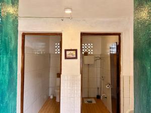 un bagno con doccia e WC di Hera Hostel Diani a Diani Beach