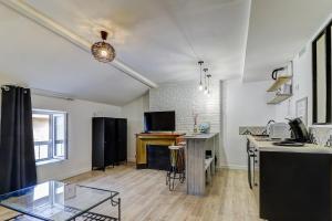 un soggiorno con un tavolo e una cucina di Le nid douillet - Centre Ville - 3 étoiles a Bourg-en-Bresse