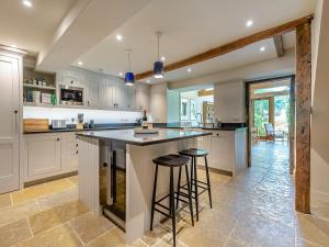 Η κουζίνα ή μικρή κουζίνα στο Kings Cottage South - Uk49854