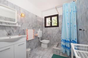 y baño con aseo, lavabo y ducha. en South Island Apartments en Korčula