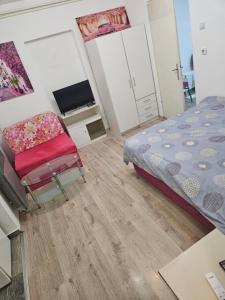 Ένα ή περισσότερα κρεβάτια σε δωμάτιο στο Apartman u centru Prnjavor