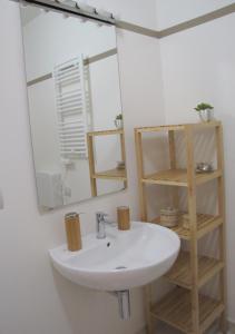 トリノにあるSusaseiのバスルーム(白い洗面台、鏡付)
