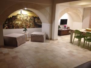 un soggiorno con tavolo e un dipinto sul muro di Le due arcate a Matera