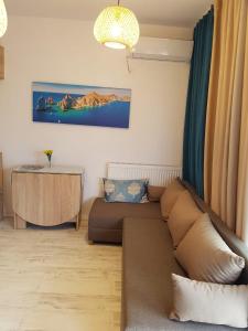 ein Wohnzimmer mit Sofa und Tisch in der Unterkunft Saturn SunRise Studio in Saturn