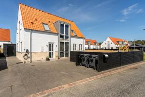 ロッケンにあるLovely Holiday Home For Rent, Josefines Have 17のオレンジ色の屋根の大きな白い家