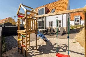 ロッケンにあるLovely Holiday Home For Rent, Josefines Have 17の遊び場(滑り台、ブランコ付)