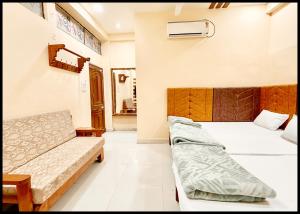 Fotografie z fotogalerie ubytování Near Mahakal Temple Hotel P - LANDMARK ! Ujjain,Near Railway station ,Fully Air conditioned Rooms And Spacious, with Wi-Fi , BEST HOTEL IN UJJAIN v destinaci Udždžain