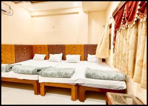 Fotografie z fotogalerie ubytování Near Mahakal Temple Hotel P - LANDMARK ! Ujjain,Near Railway station ,Fully Air conditioned Rooms And Spacious, with Wi-Fi , BEST HOTEL IN UJJAIN v destinaci Udždžain