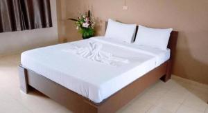 Postel nebo postele na pokoji v ubytování Capital O 75406 Hotel M Rojana