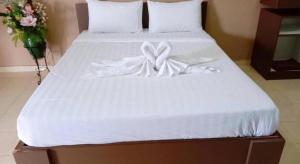 Postel nebo postele na pokoji v ubytování Capital O 75406 Hotel M Rojana