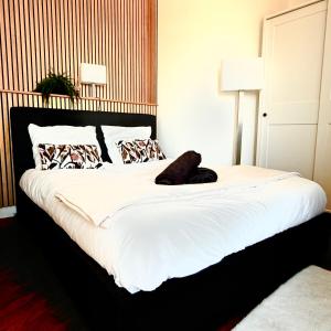 a bedroom with a large bed with white sheets and pillows at Modern Home proche de Disneyland et Paris in Champs-Sur-Marne +9 photos