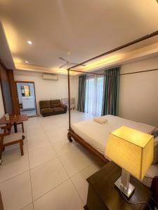 une chambre avec un lit et un salon dans l'établissement Baan thai pool villa pattaya, à Jomtien Beach