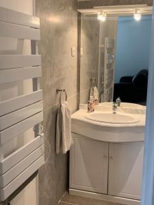 Ванная комната в Le Beau Pichot - 2 appartments, 2 chambres, jardin, max 4 pers +18 фотографий