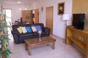 A television and/or entertainment centre at Casa Corazon de Plata Suites