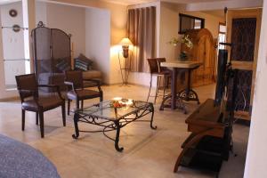 A seating area at Casa Corazon de Plata Suites