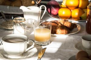 una mesa con platos de comida y tazas de zumo de naranja en B&B Bucci 54, en Morciano di Romagna