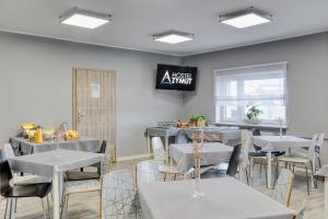 Televízia a/alebo spoločenská miestnosť v ubytovaní Hostel Azymut