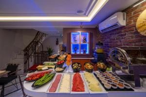 イスタンブールにあるPera Luna Premium Hotelのさまざまな種類の食べ物が並んだテーブル