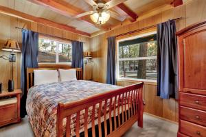 ビッグ・ベアー・レイクにあるKozy cabin #2386のベッドと窓のある寝室
