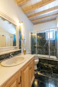 パノロモス・マイコノスにあるVilla Iriniのバスルーム(洗面台、トイレ、鏡付)