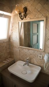 Ett badrum på Alacati Sardunya Hotel