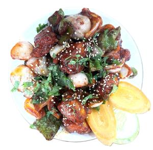 ein Teller mit Garnelen, Gemüse und Orangen. in der Unterkunft Kankali Viewpoint Resort Pvt Ltd in Kathmandu