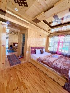 a bedroom with a bed in a log cabin at Hotel serkhang in Kaza