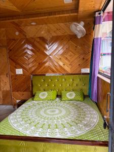 Ένα ή περισσότερα κρεβάτια σε δωμάτιο στο Kamaksha Home Stay