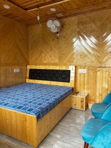 Ένα ή περισσότερα κρεβάτια σε δωμάτιο στο Kamaksha Home Stay