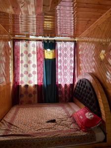 Ένα ή περισσότερα κρεβάτια σε δωμάτιο στο Kamaksha Home Stay +2 φωτογραφίες