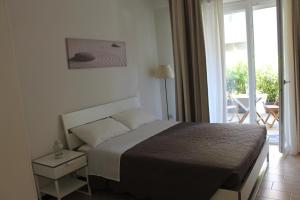 a bedroom with a bed and a view of a patio at Casavacanze Castelli di Sabbia in Porto SantʼElpidio