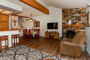 ein Wohnzimmer mit Kamin und ein Esszimmer in der Unterkunft Cienega getaway #1952 in Big Bear Lake