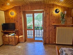 ヴァルトゥルナンシュにある360 Viewpoint Alpine Apartments " Grand Paradis "のリビングルーム(テレビ付)、窓
