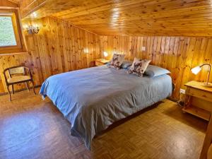 ヴァルトゥルナンシュにある360 Viewpoint Alpine Apartments " Grand Paradis "の木造キャビン内のベッド1台が備わるベッドルーム1室を利用します。 +23枚の写真