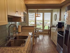 Kuchyň nebo kuchyňský kout v ubytování 143 Capt John Fripp Villa