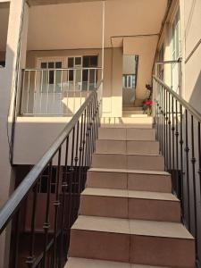 a staircase leading up to a building at Pequeño apartamento Aeropuerto CDMX in Mexico City