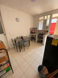 a kitchen with a table and chairs and a dining room at Pequeño apartamento Aeropuerto CDMX in Mexico City