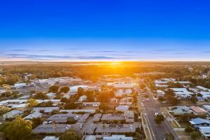 una vista aerea di un quartiere residenziale al tramonto di Emerald Inn by Travellers a Emerald Altre 11 foto