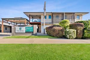 un edificio con un cartello davanti di Emerald Inn by Travellers a Emerald