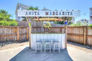 twee krukken en een bordje met de tekst 'santa margarita' bij 1676 - Good Humor in Corolla