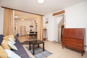 salon z kanapą i drewnianą komodą w obiekcie Apartment Zdenac Lux w Rovinj