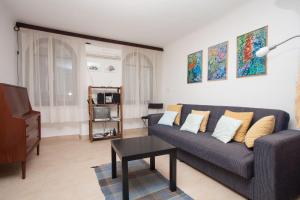 salon z kanapą i telewizorem w obiekcie Apartment Zdenac Lux w Rovinj