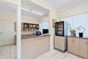 Cucina o angolo cottura di Emerald Inn by Travellers